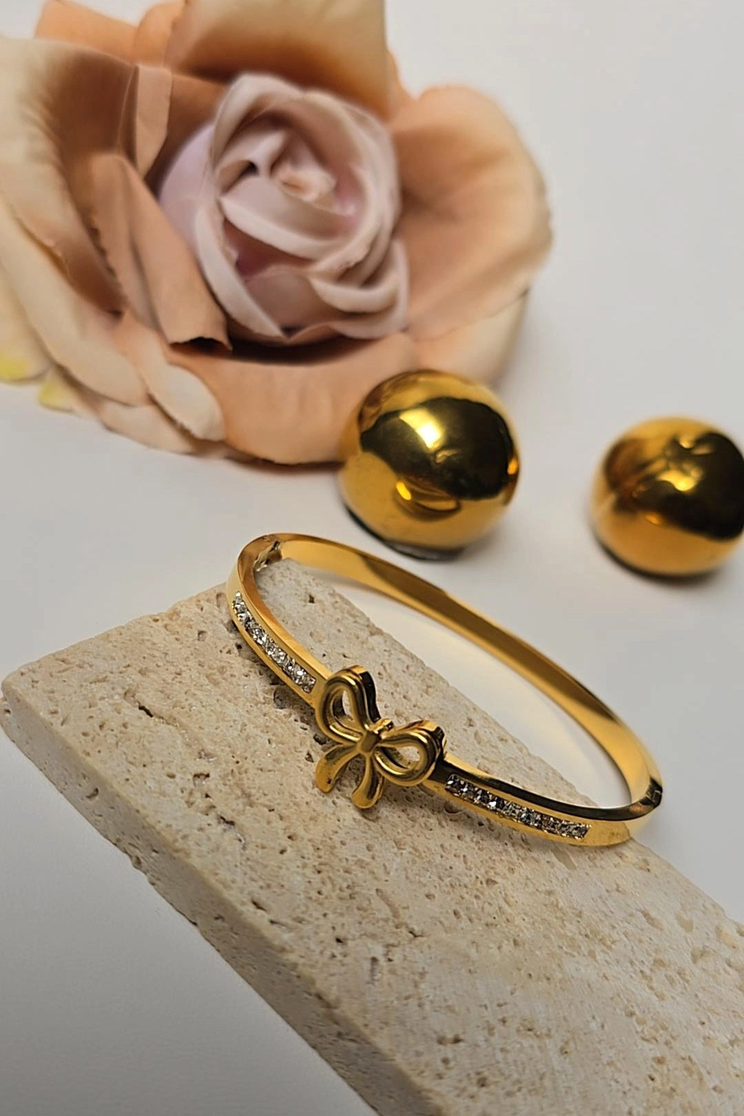 Gold bracelet with bow