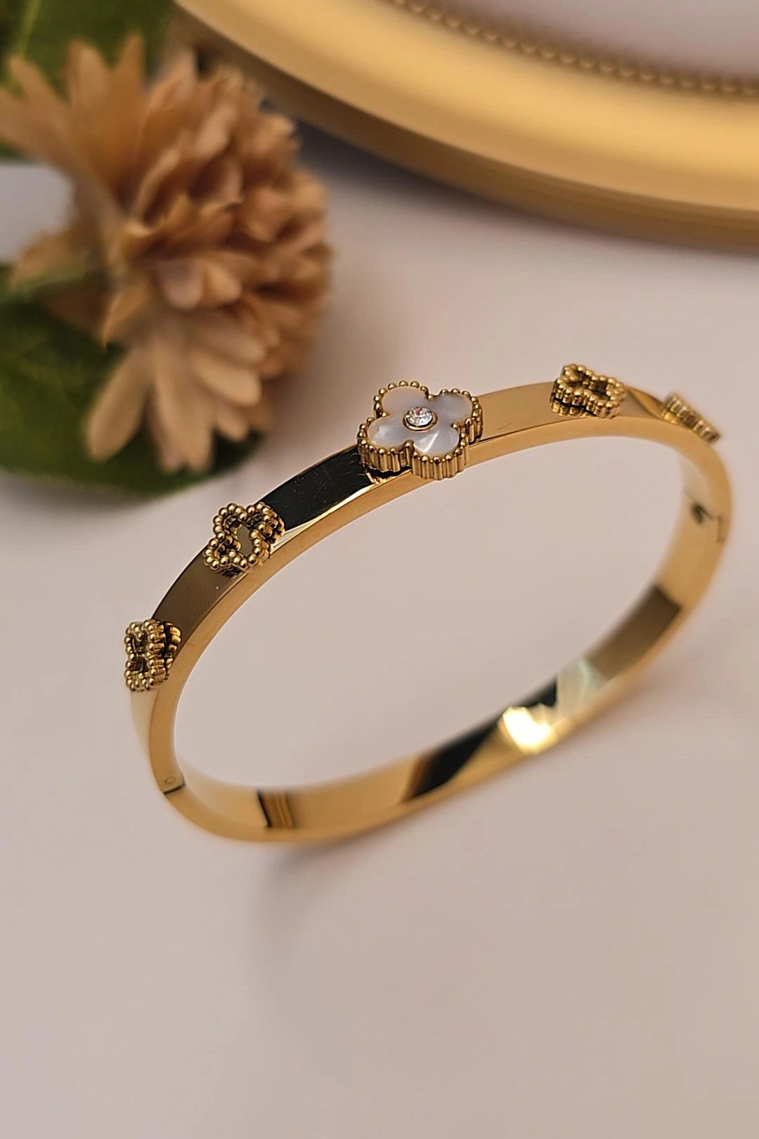 Ava Clover Bangle