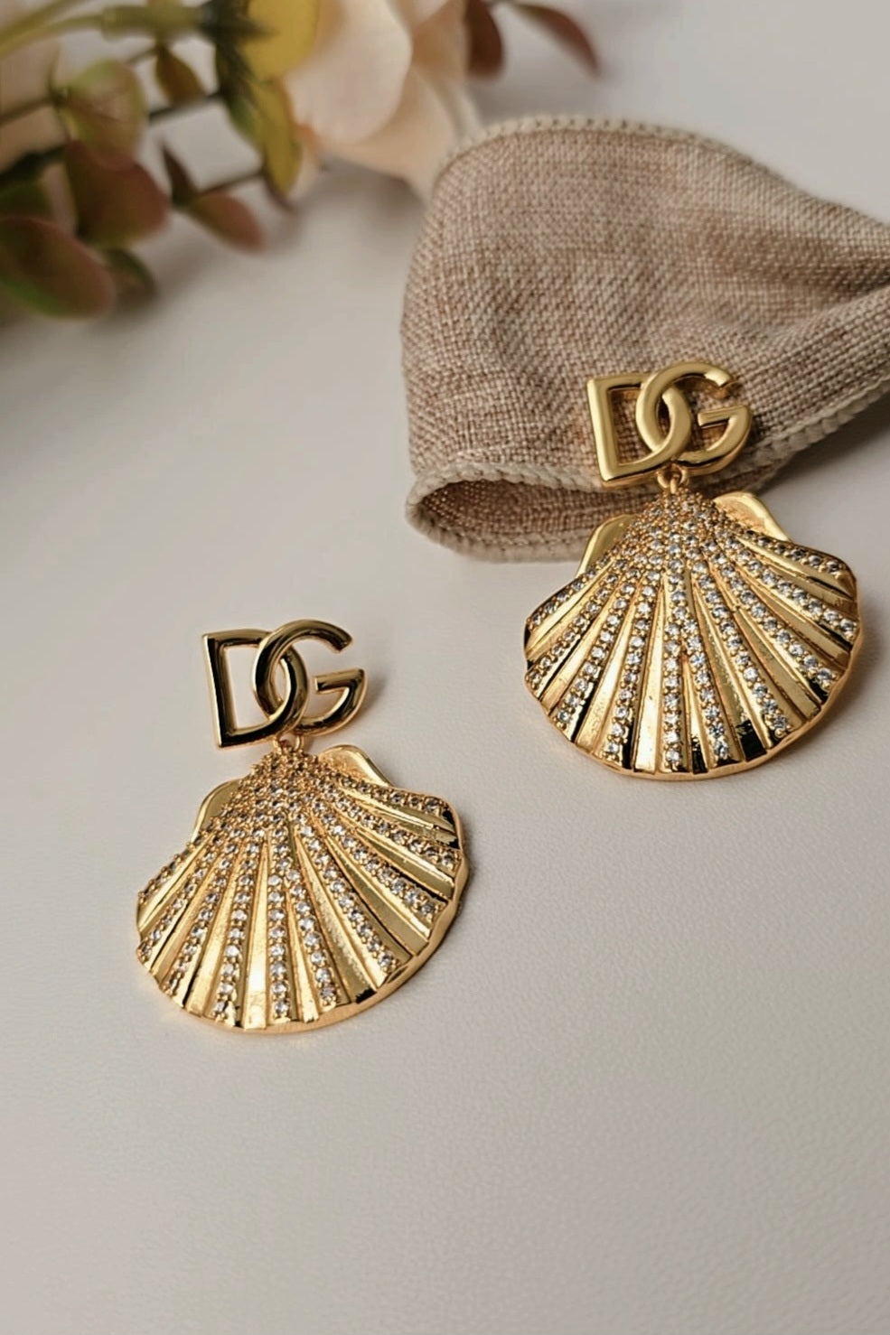 Gold shell-shaped earrings 