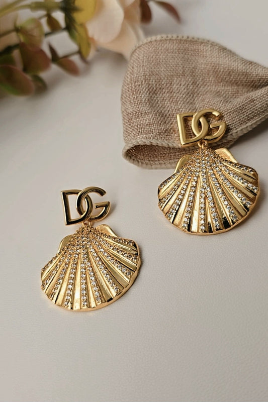 Gold shell-shaped earrings 
