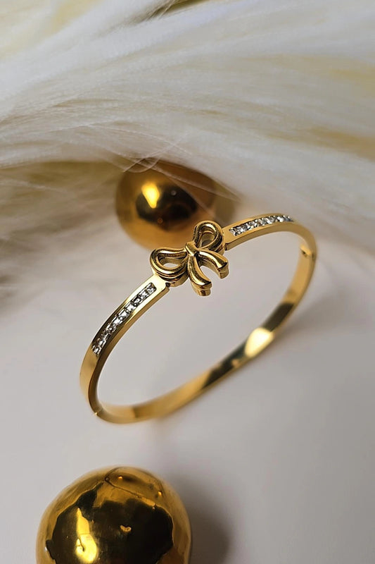 Gold bracelet with bow