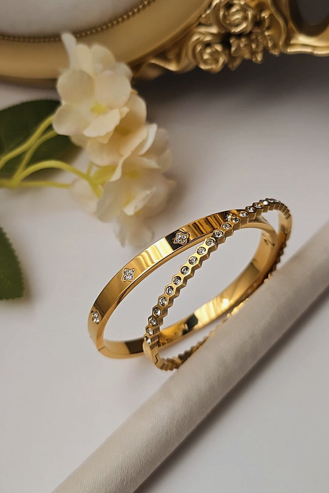 Nira Sleek Bangle