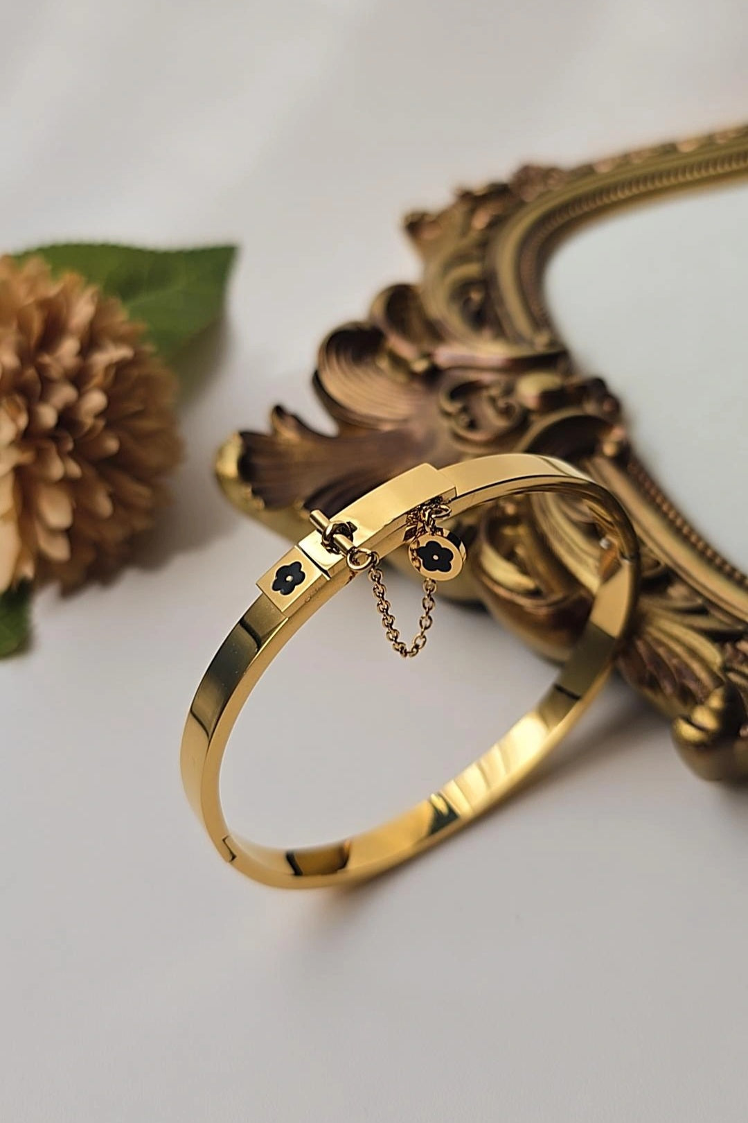 Aila Clover Bangle