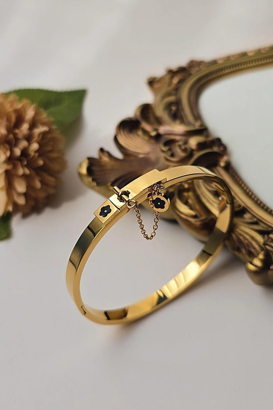Aila Clover Bangle