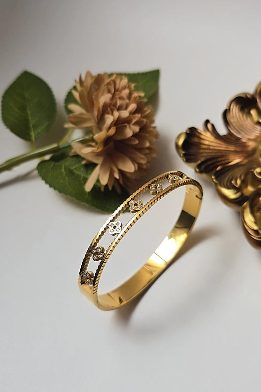 Isla Clover Bangle