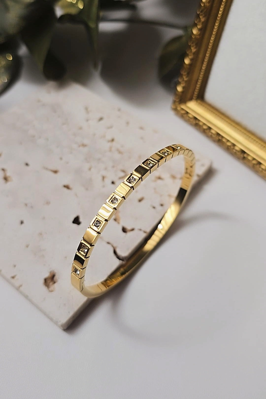 Avra Bangle