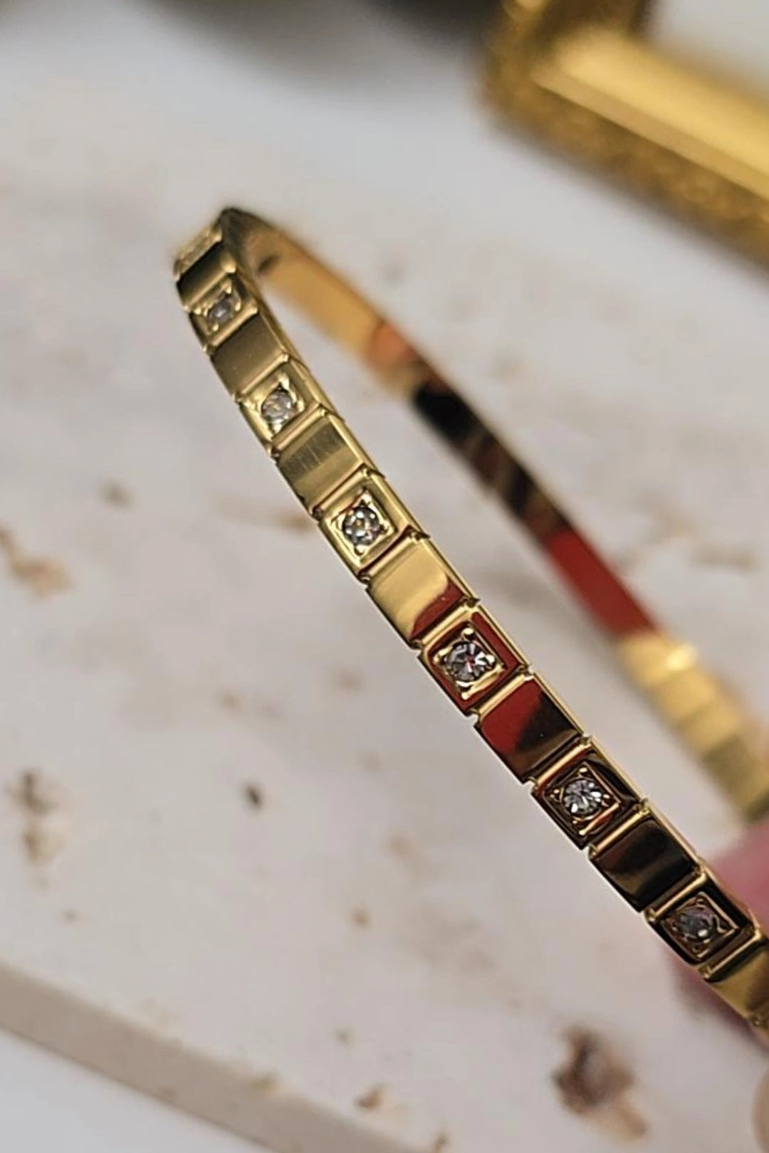 Avra Bangle
